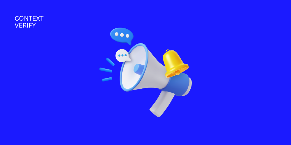 Ein 3D-illustriertes weiß-blaues Megafon, aus dem Sprechblasen und Schallwellen kommen, begleitet von einer goldenen Glocke auf blauem Hintergrund.