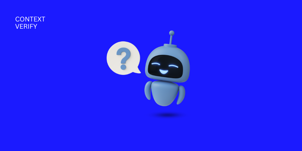Ein schwebender blauer Roboter mit freundlichem Gesichtsausdruck, der eine weiße Sprechblase mit einem Fragezeichen hält, steht vor einem dunkelblauen Hintergrund. In der oberen linken Ecke steht in weißer Schrift "CONTEXT VERIFY".